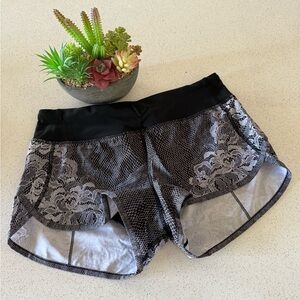 Lululemon black/white lace printed speed short